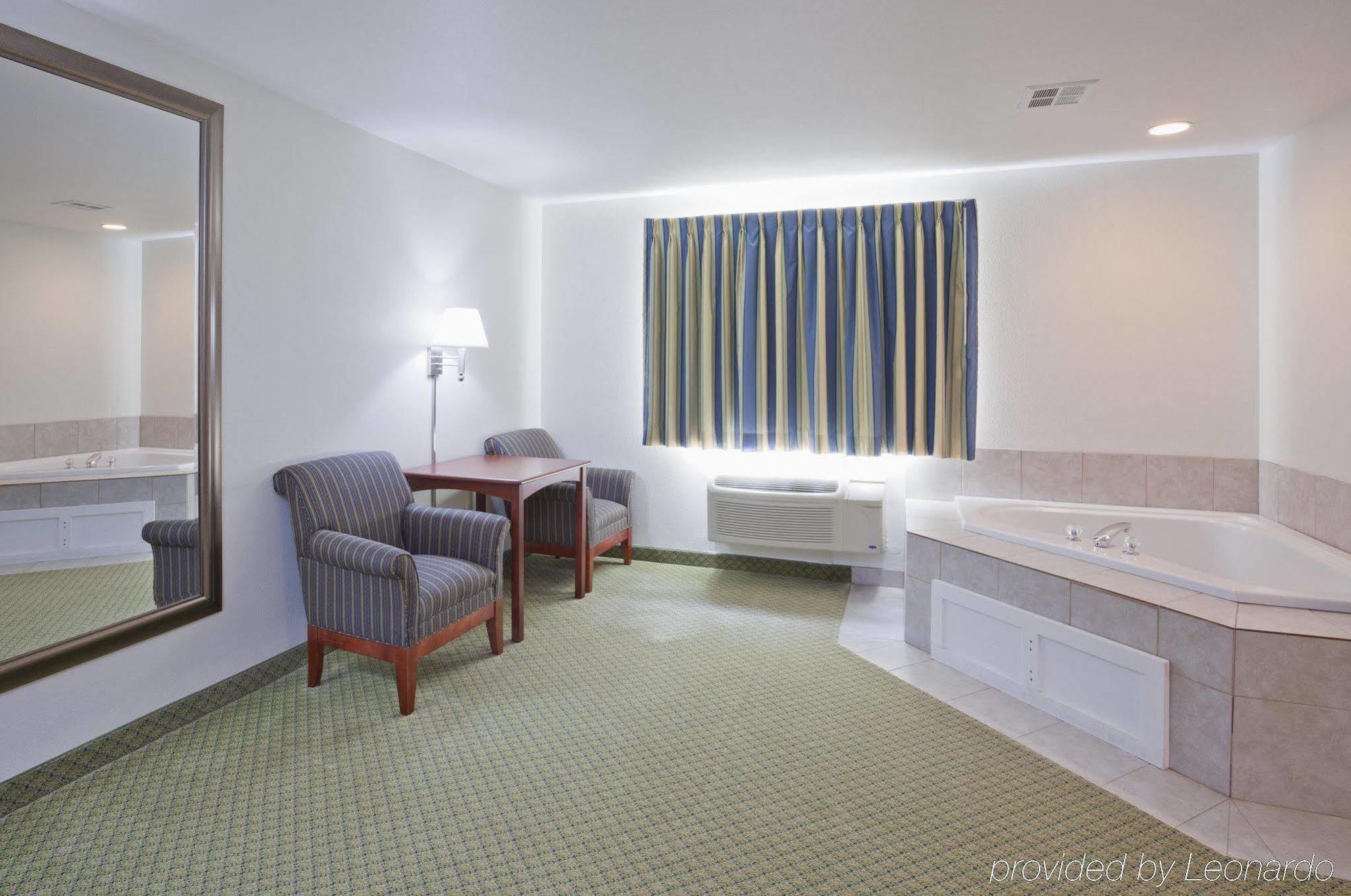 Becker Crossings By Grandstay Inn & Suites מראה חיצוני תמונה